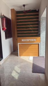 德瓦尔卡Hotel Darshan Palace - Near Dwarka Railway Station & Shree Dwarkadhish Temple的大楼前的前台