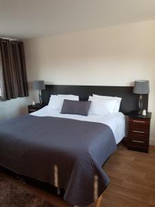 Postel nebo postele na pokoji v ubytování Woodlands Lodges Mulranny
