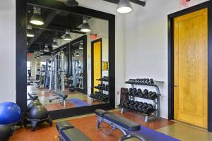 Prime Location Retreat Close to DC and Metro的健身中心和/或健身设施