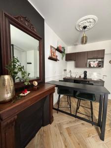 cocina con fregadero y espejo en Le Little Italy, en Cholet 6 fotos más