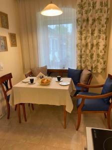Posedenie v ubytovaní Cozy Apartment Steyr Mitte, ruhig, Parkplatz, Terasse, 2 Schlafzimmer, WLAN