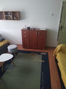 ein Wohnzimmer mit Sofa und Tisch in der Unterkunft Salvatori in Garić