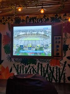 TV a/nebo společenská místnost v ubytování Rango Hostel Boutique