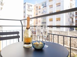 - une bouteille de champagne et deux verres sur une table dans l'établissement Pusisò Sorrento - De Vivo Realty, à Sorrente