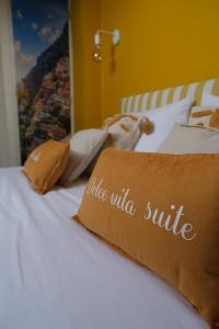 Ένα ή περισσότερα κρεβάτια σε δωμάτιο στο Dolcevita Suite - Signature italienne avec spa et filet +13 φωτογραφίες