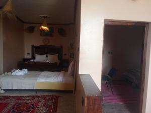 Postel nebo postele na pokoji v ubytování kasbah amlal