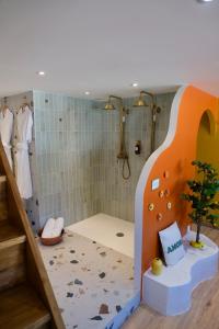 un bagno con ampia doccia e scala di Dolcevita Suite - Signature italienne avec spa et filet a Saint-Étienne