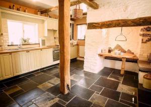 Gallery image of Charming Welsh Cottage in Johnston
