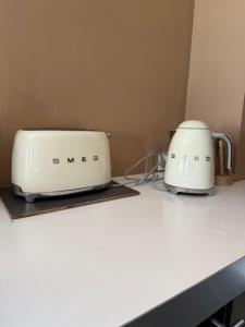 two toasters sitting on top of a counter at Le clos du Broca in Clermont-Pouyguilles