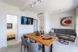 Ένα ή περισσότερα κρεβάτια σε δωμάτιο στο Superior Apartments Fiva with Sea View, Pool and Free Parking +75 φωτογραφίες