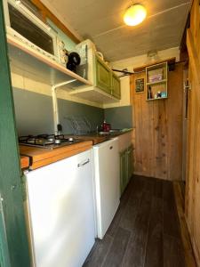 Kuchyň nebo kuchyňský kout v ubytování Chalet avec piscine privée dans la forêt