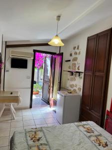 une chambre avec un lit et une porte menant à une cuisine dans l'établissement B&B Baia di Riaci Tropea, à Santa Domenica