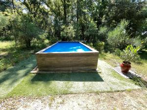 Bazén v ubytování Chalet avec piscine privée dans la forêt nebo v jeho okolí + 25 fotografií