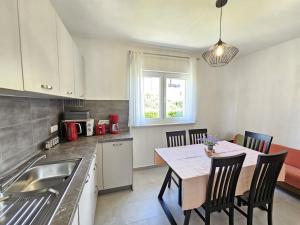 Kuchyň nebo kuchyňský kout v ubytování LEO APT NV - Apartment for 6-7 persons with balcony