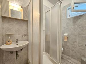 Koupelna v ubytování LEO APT NV - Apartment for 6-7 persons with balcony + 25 fotografií