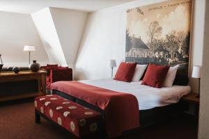 ドウィンゲロープにあるHotel Wesselingのベッドルーム1室(大型ベッド1台、赤い枕付)