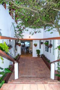 a courtyard in a house with potted plants at Hotel Restaurant Wuarao - Antiguo Club Rolling Stones in Boca Chica