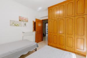 Φωτογραφία από το άλμπουμ του Zipari Oasis Modern Comforts with Stunning Views σε Zipárion