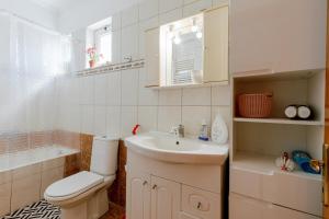 Φωτογραφία από το άλμπουμ του Zipari Oasis Modern Comforts with Stunning Views σε Zipárion