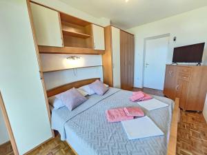 Voodi või voodid majutusasutuse LEO ROOM 1 NV - Room for 2 persons with bathroom and balcony (no kitchen) toas