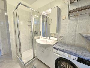 Vannituba majutusasutuses LEO ROOM 1 NV - Room for 2 persons with bathroom and balcony (no kitchen)