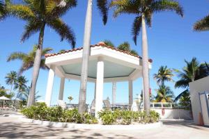 Gallery image of Sunrise View Studio | Balcony & Pool Access in San Juan +20 photos