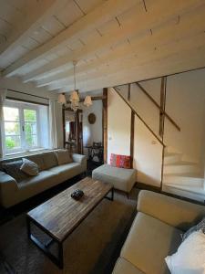 un salon avec un canapé et une table dans l'établissement La Borlonette, à Durbuy