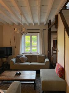 un salon avec un canapé et une table dans l'établissement La Borlonette, à Durbuy