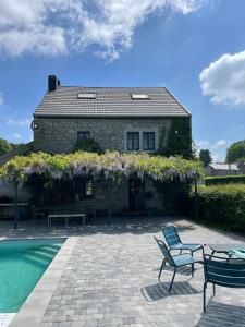 une maison avec une terrasse et une piscine dans l'établissement La Borlonette, à Durbuy 49 autres photos
