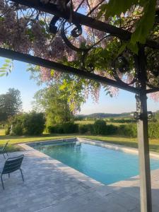 - une piscine dans une cour avec un banc à côté dans l'établissement La Borlonette, à Durbuy