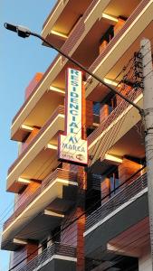 un edificio con un cartello davanti di Residencial MARCA a La Playa Bejarano