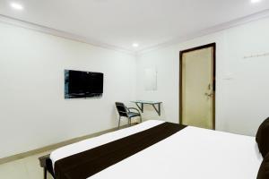 Μια τηλεόραση ή/και κέντρο ψυχαγωγίας στο Hotel O Madhu Grand Luxury Rooms +21 φωτογραφίες