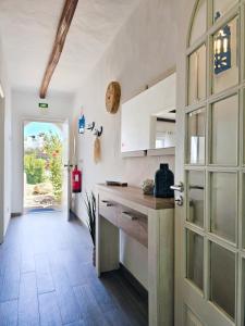 eine Küche mit einer Holztheke und einer Tür in der Unterkunft APT QUINTA PARAÍSO - Swimming Pool & Garden in Carvoeiro