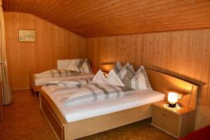 Postel nebo postele na pokoji v ubytování Gasthaus Oberkirn