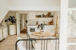 eine Küche mit Tisch und Stühlen in einem Zimmer in der Unterkunft LaChillmaisonnette in Labenne