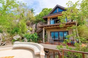 ein Haus auf einem Hügel mit Balkon in der Unterkunft Hill Top Retreat by Sea Dance Resort in Koh Samui 