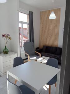a living room with a white table and chairs at Apartamento en Casco Histórico in Vigo