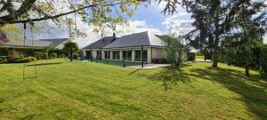 ein Haus mit einer großen Wiese davor in der Unterkunft Villa Neves in Saint-Cyr-sur-Loire