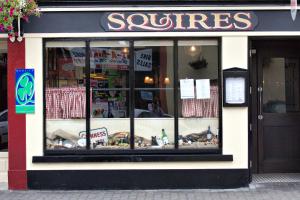 una tienda frente a una tienda con muchas ventanas en Murphys of Killarney en Killarney