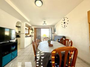 una cucina e una sala da pranzo con tavolo e sedie di Chalet en Peñiscola 160m con piscina y playa cerca 12 días mínimo de reserva a Peñíscola