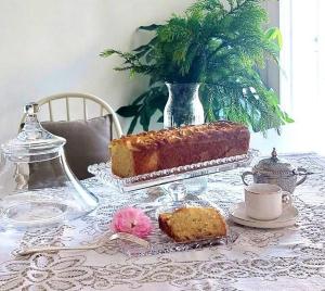 SpresianoにあるDimora 26 - B&B -のケーキとコーヒーが置かれたテーブル +13枚の写真