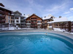 Bazén v ubytovaní Charmant appartement rénové 3 pièces skis aux pieds - Arc 1950 - FR-1-686-5 alebo v jeho blízkosti