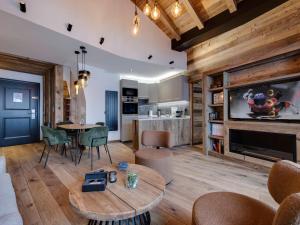 salon ze stołem i kominkiem w obiekcie Appartement 3 pièces avec accès ski, piscine et jacuzzi à Arc 1950 - FR-1-686-21 w mieście Arc 1950