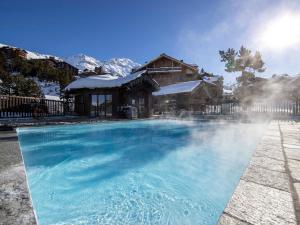wanna z hydromasażem przed domem ze śniegiem w obiekcie Appartement 3 pièces avec accès ski, piscine et jacuzzi à Arc 1950 - FR-1-686-21 w mieście Arc 1950