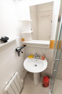un baño con lavabo y espejo en Retro Pop, en Angers