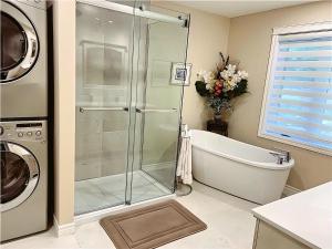 O baie la Cozy Stay with Balcony, BBQ & Trails, Near Lake Lyster +28 fotografii