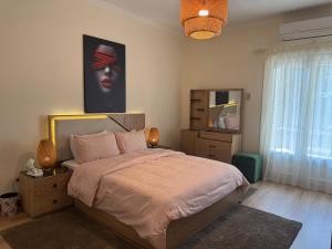 Кровать или кровати в номере Executive one bedroom apartment in Zamalek