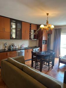 Η κουζίνα ή μικρή κουζίνα στο Gianni's apartment