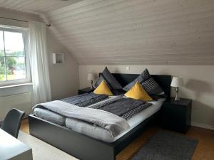Giường trong phòng chung tại Gemütliche Ferienwohnung im Hunsrück