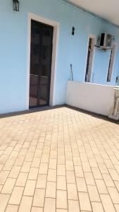 an empty room with a door and a tile floor at Casa Manzoni in Novara